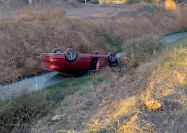 Abandonan un auto volcado en un dren en C&oacute;corit