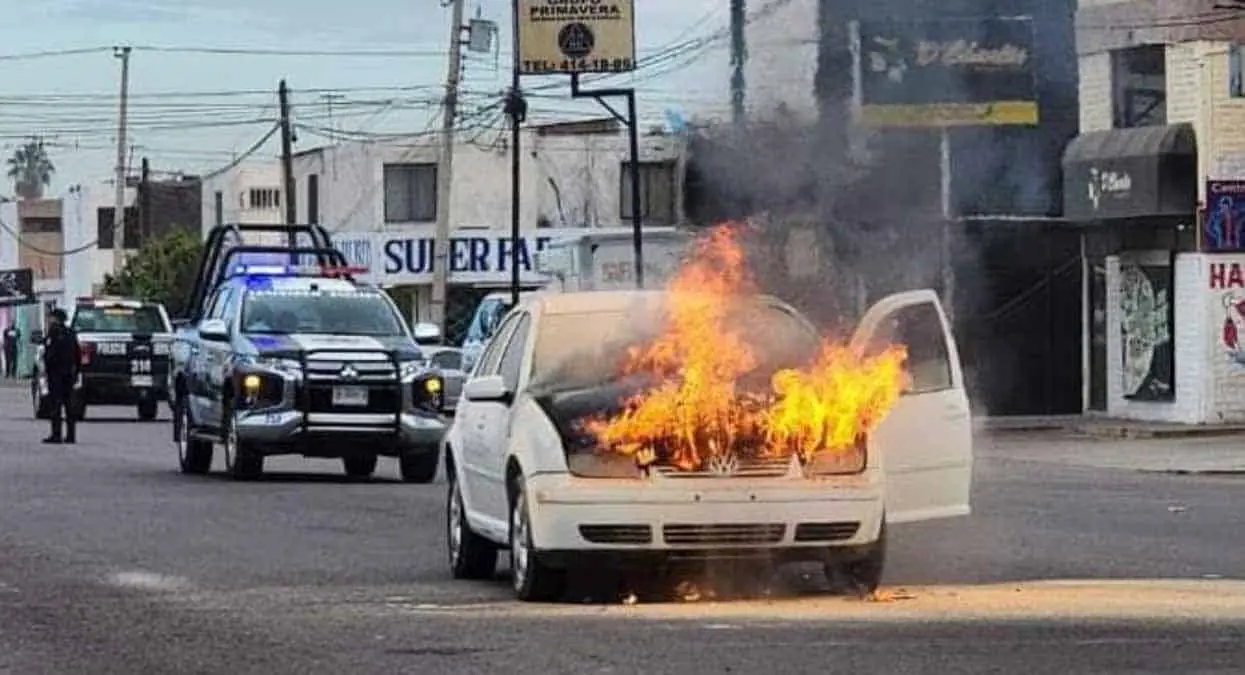 Arde vehículo en Cajeme; madre e hijo logran ponerse a salvo