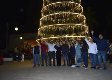 En Navojoa llega el brillo de la Navidad con el encendido del árbol