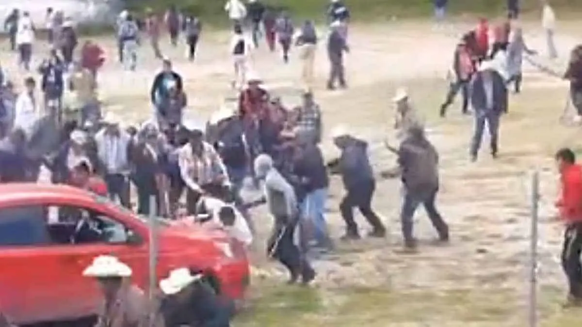 VIDEO | Brutal enfrentamiento entre civiles armados, productores y comerciantes en el Edomex