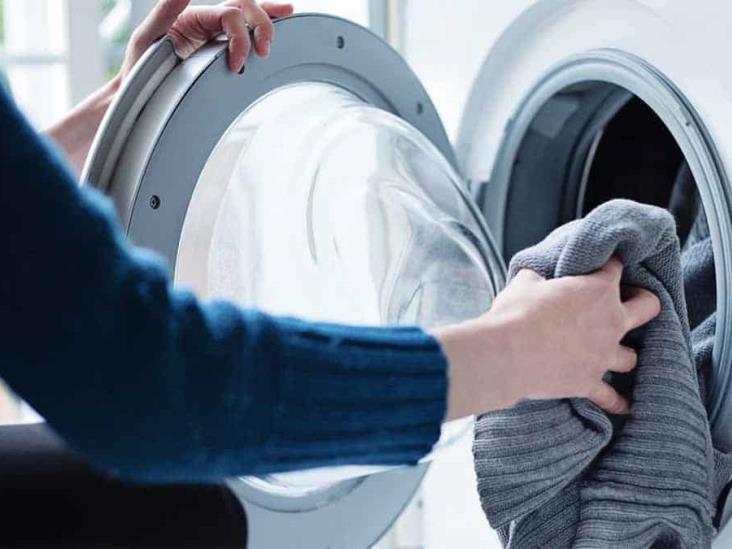 Por qué deberías meter tres bolas de papel de aluminio en tu lavadora?