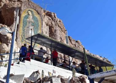 Cajemenses acuden al cerro de la Virgen de Guadalupe previo a su día