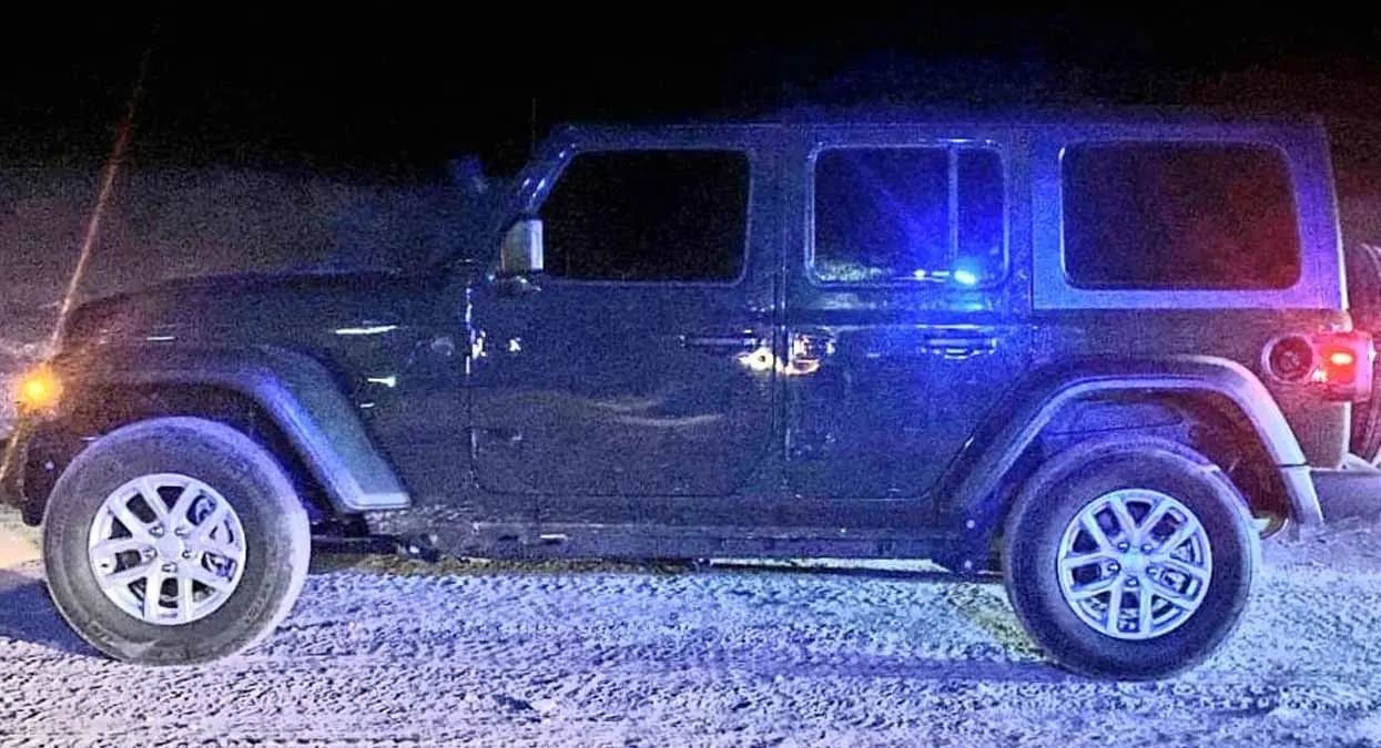 Sujetos abandonan auto y armamento para escapar de la Policía