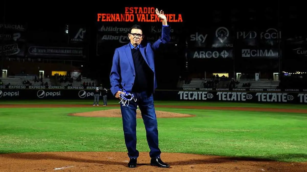 Fernando Valenzuela lanza la primera bola en el estadio que lleva su nombre
