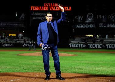 Fernando Valenzuela lanza la primera bola en el estadio que lleva su nombre