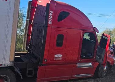 Conductor de tráiler se duerme y choca contra muro de contención