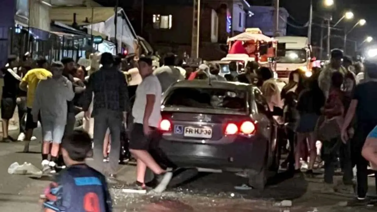VIDEO | Ebrio automovilista atropella a niños durante caravana navideña