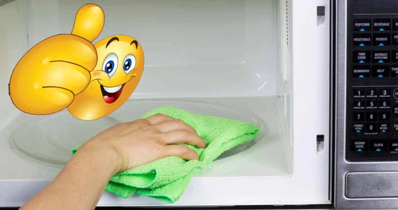 Elimina la grasa del microondas sin esfuerzo con este poderoso truco casero