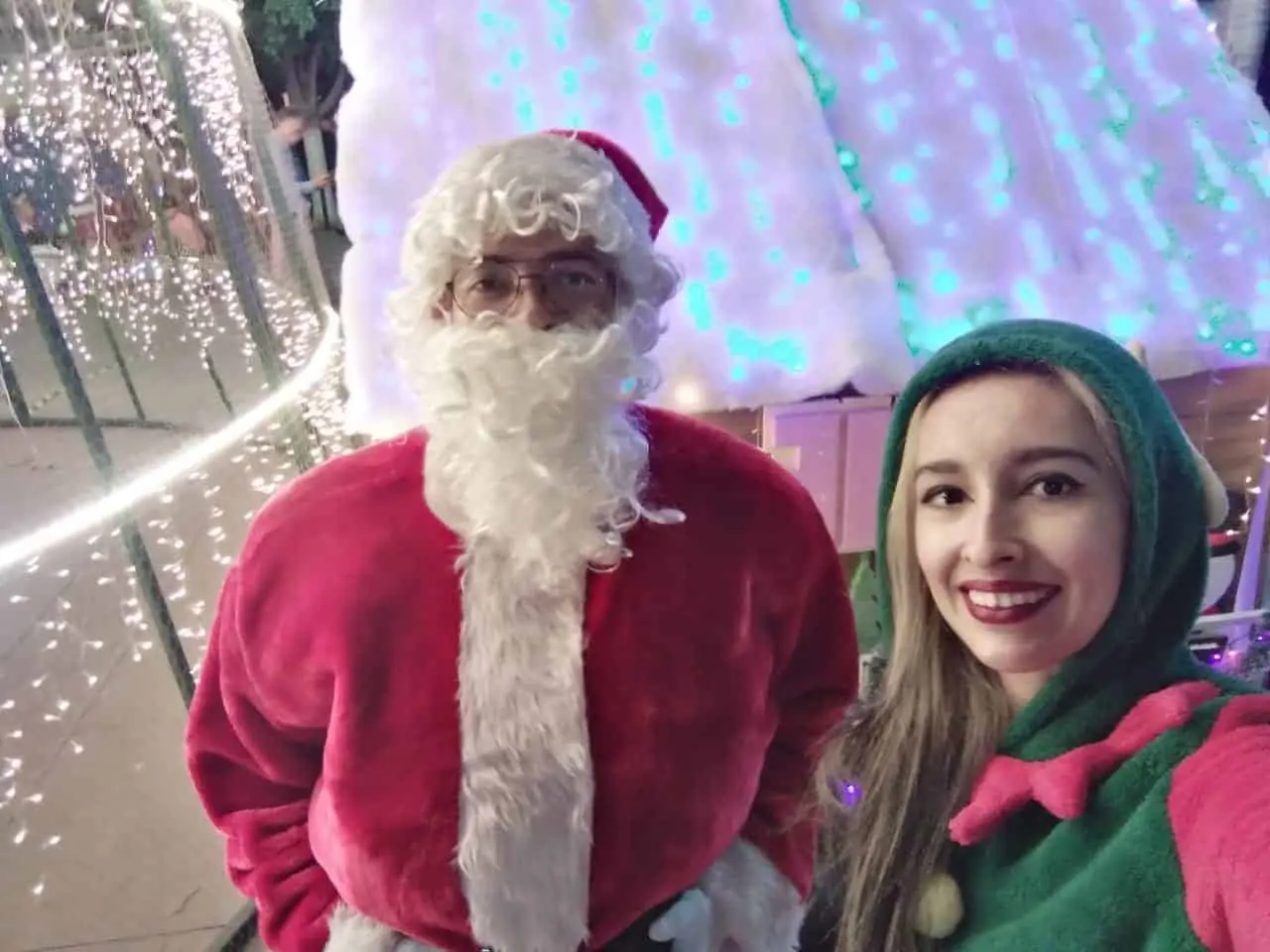 Pareja navojoense lleva la magia de la Navidad a la Plaza 5 de Mayo