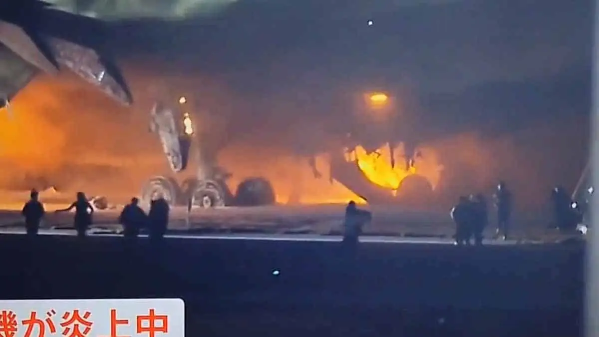 Videos: Choque de dos aviones en Japón deja 5 personas sin vida