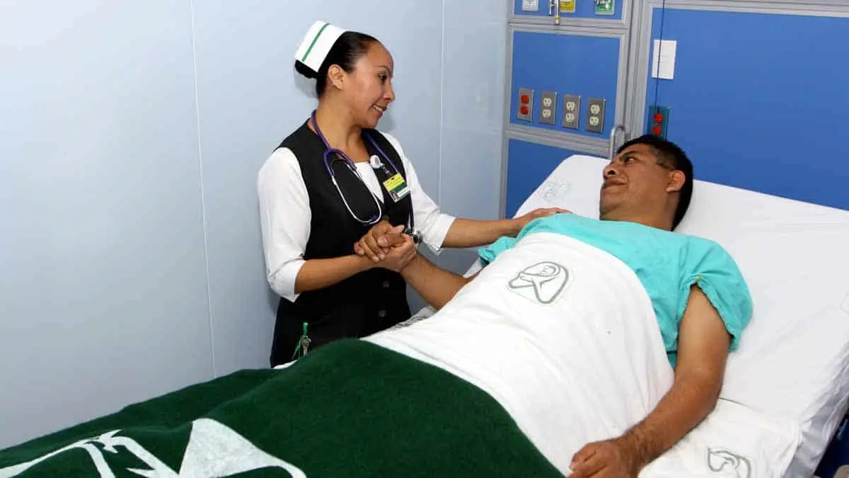 ¿Trabajar en el IMSS? Así puedes entrar a laborar como enfermera