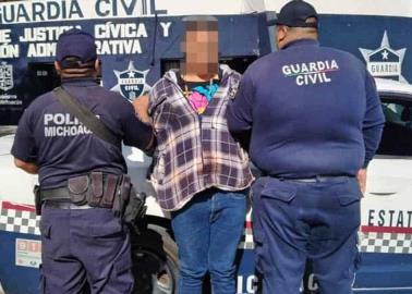 Detienen a sujeto que se paseaba cargando la cabeza de su hermana en Michoacán