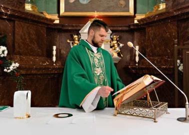 Sacerdotes deberían casarse, pues no es doctrina formal, dice asesor del Papa