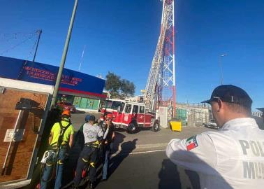 Rescatan a hombre de lo alto de una torre de telefonía en bulevar en Hermosillo