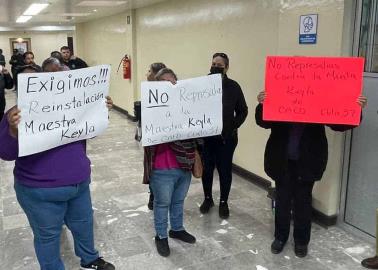 Protestan madres de CAED en Palacio