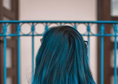 Alumna de secundaria gana amparo para poder asistir a clases con el cabello teñido de azul