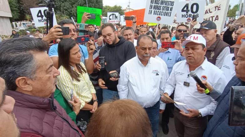 Marchan cetemistas en Cajeme en apoyo a la jornada de 40 horas; los recibe el alcalde