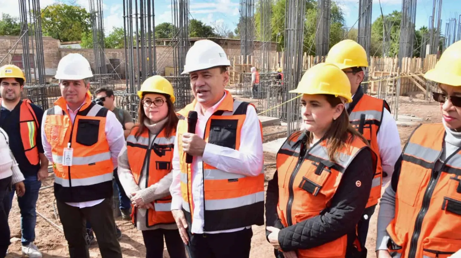 Alfonso Durazo supervisa la construcción del Hospital IMSS Bienestar en Vícam