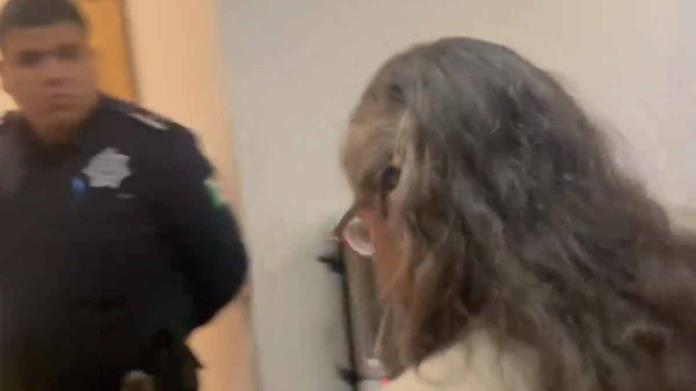 VIDEO | Titular de la CNB sale "huyendo" por la cocina de hotel en Hermosillo y evita hablar de desaparecidos