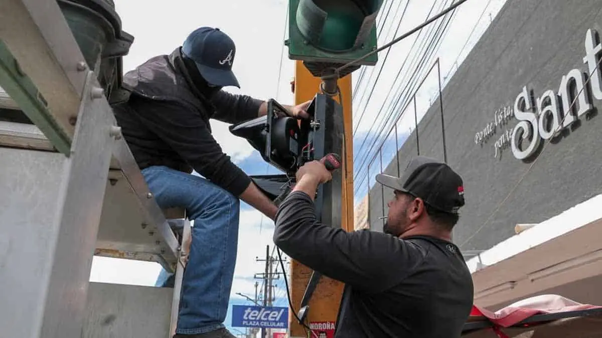 Arranca la instalación de semáforos peatonales en el Centro de Ciudad Obregón
