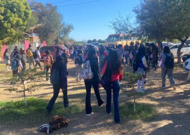 Estudiantes y familiares toman escuela en Huatabampo en demanda de camión escolar; el que tienen está averiado desde hace meses