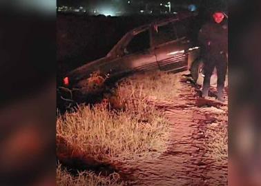 Cae camioneta a canal de riego en Cajeme