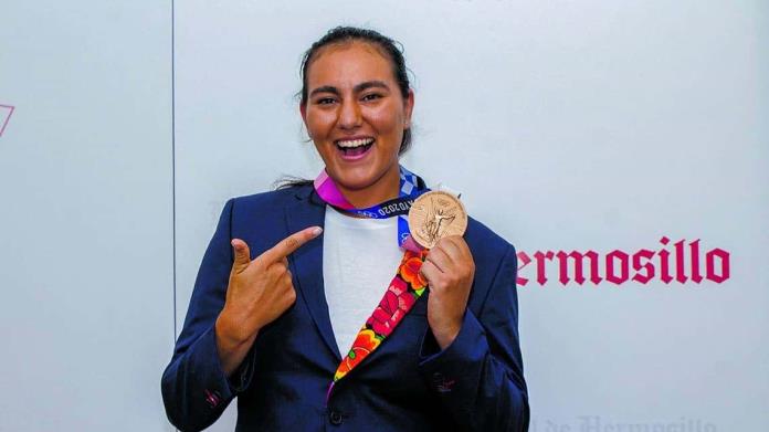 Alejandra Valencia denuncia a Aeromexico por dañar el estuche del arco Alejandra Valencia denuncia a Aeromexico por dañar el estuche del arco