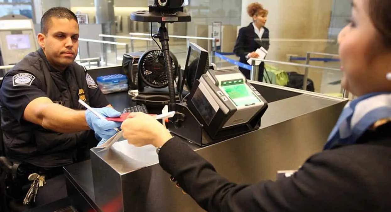 ¿Es legal que los oficiales de migración revisen tu teléfono al ingresar a Estados Unidos?