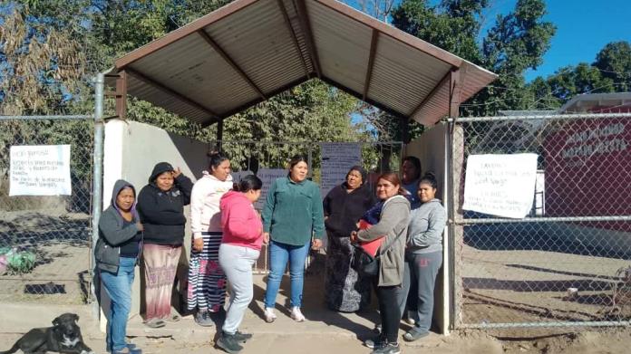 En Etchojoa madres de familia cierran prescolar; acusan malos manejos del programa la Escuela es Nuestra En Etchojoa madres de familia cierran prescolar; acusan malos manejos del programa la Escuela es Nuestra