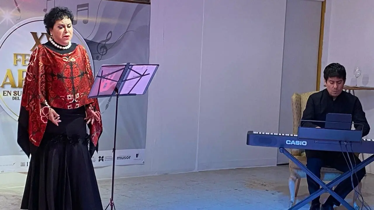 Deleita con su voz la mezzosoprano María Luisa Tamez