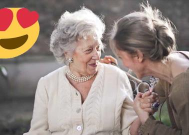 VIDEO | Los mejores guardaespaldas: niños custodian a su "abue" mientras cobra su Pensión Bienestar