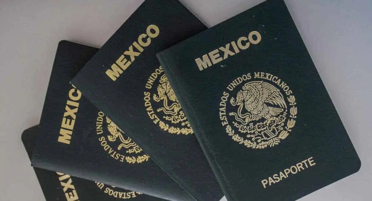 ¿Sabes por qué está prohibido sonreír en la foto del pasaporte mexicano?