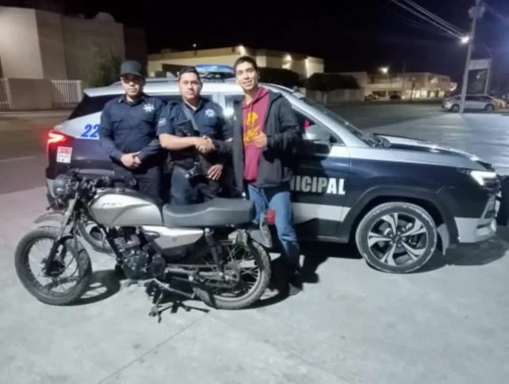 Policías de Cajeme encuentran y entregan a su propietario motocicleta que recien había sido robada