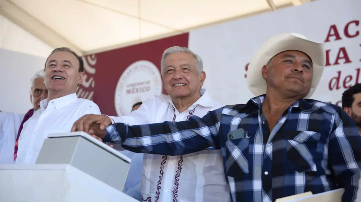 AMLO abre llave del Acueducto Yaqui