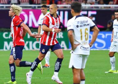 Chivas golea a Pumas en debut del Chicharito