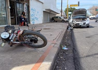 Adulto mayor ocasiona aparatoso accidente al confundir el acelerador con el freno