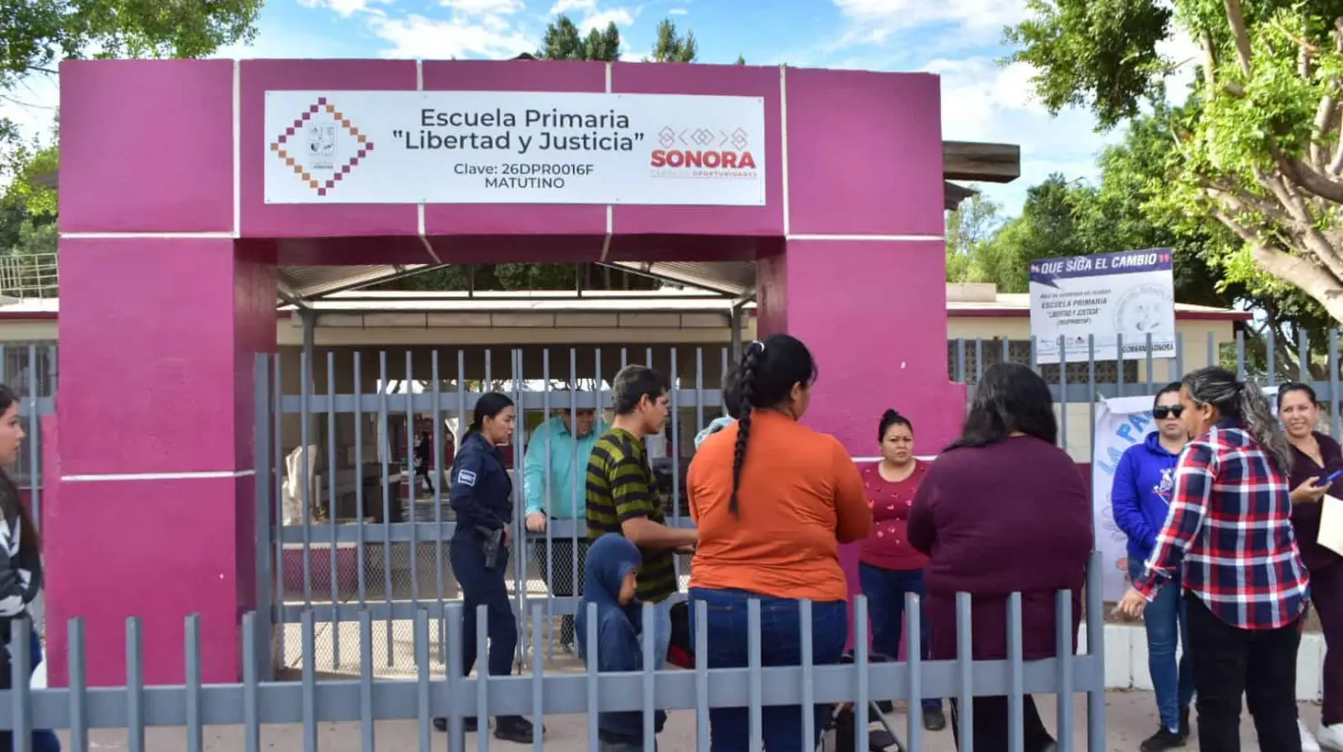 Se manifiestan madres de estudiantes de la primaria Libertad y Justicia en Ciudad Obregón