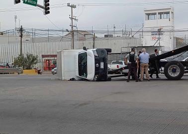 Vuelca camioneta tras estallarle la llanta frente al Cereso en Cajeme