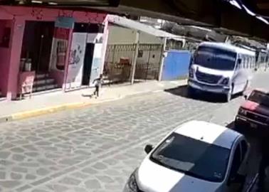 VIDEO | Niño es atropellado por un camión tras salir corriendo