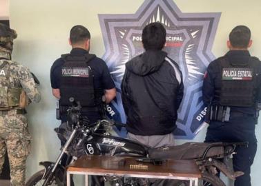 Policía recupera motocicleta robada y arresta a joven armado en Cajeme