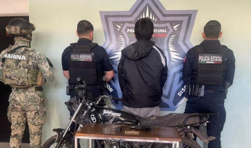 Policía recupera motocicleta robada y arresta a joven armado en Cajeme