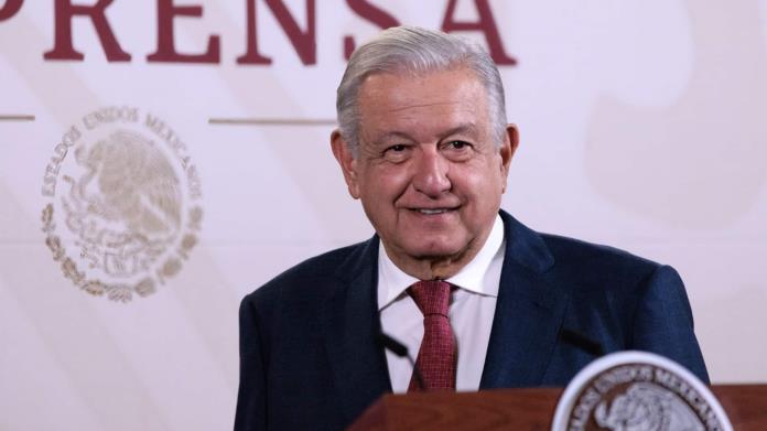 AMLO afirma que vallas en 8M es por infiltrados en las marchas AMLO afirma que vallas en 8M es por infiltrados en las marchas