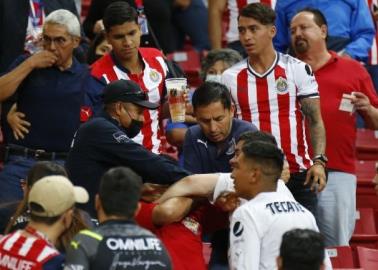 Afición de Chivas intenta armar pleito con porra del América