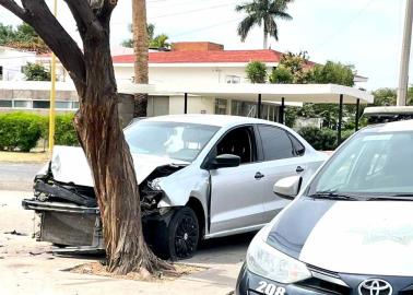 Chocan automóviles y uno termina estampado contra un árbol