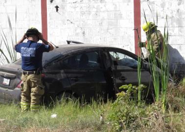 Conductora ocasiona aparatoso choque por esquivar un bache en Cajeme