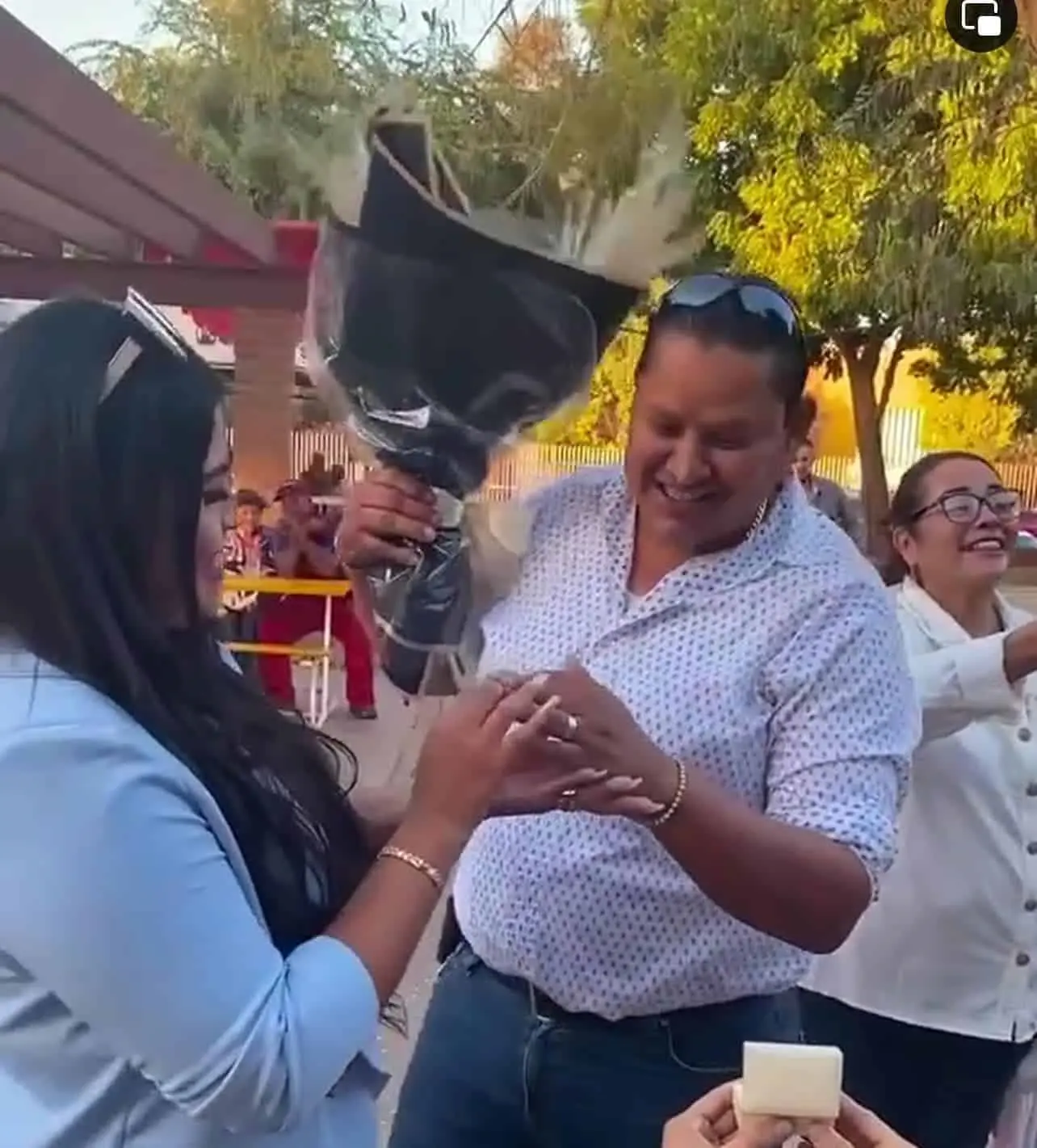 Mujer pide matrimonio en la Laguna del Náinari