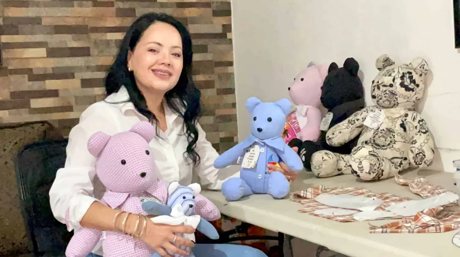 VIDEO | Cajemense elabora ositos para recordar a un ser querido fallecido
