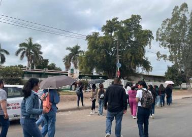 Por presunto hostigamiento de un docente, padres de familia toman escuela en el Tobarito