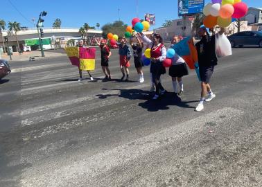 Motivan con mensaje de amor en pleno cruce de bulevares en Sonora