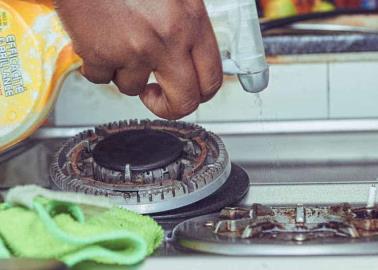 A través de este truco puedes quitar la grasa de tu estufa de manera rápida